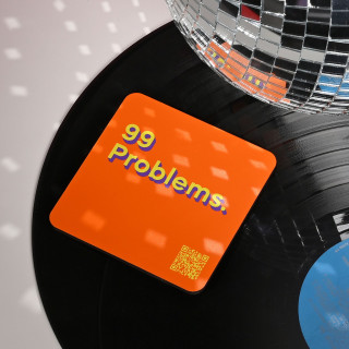 قاعدة أكواب موسيقية عصرية - تصميم "99 مشكلة" مع رمز استماع مباشر