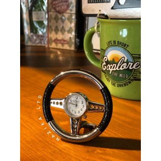 ساعة مصغرة على هيئة عجلة قيادة